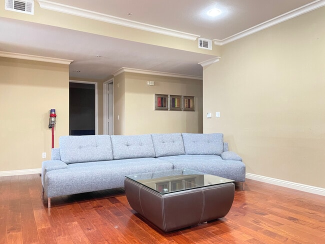 Family Room 2 - 625 S Berendo St Unit 507