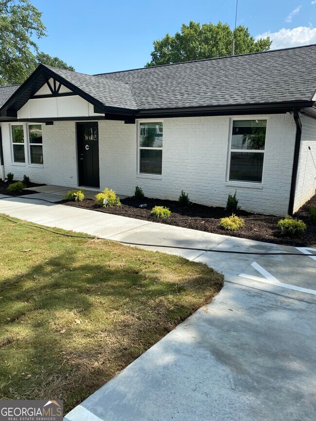 Photo - 402 South Main St Townhome