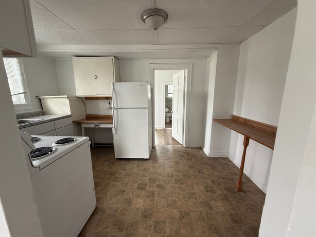 Building Photo - 1 bedroom, 1 bathroom Apartment! AVAILABLE NOW! Unit Apt #04