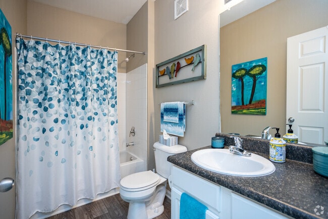 2 BR, 2 BA - 1,039SF