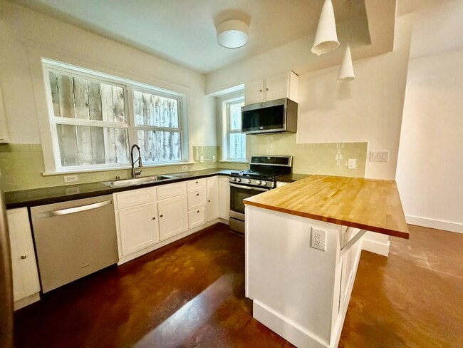 Photo - 3263 Louise St