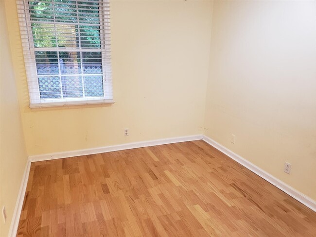 Building Photo - 1400 Kinnard Dr Rental
