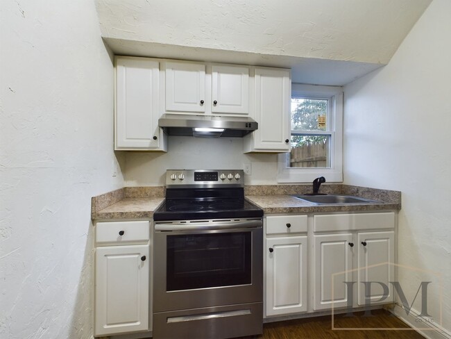 Cozy Recently Renovated 3 Bedroom Home Loc... - Cozy Recently Renovated 3 Bedroom Home Loc...