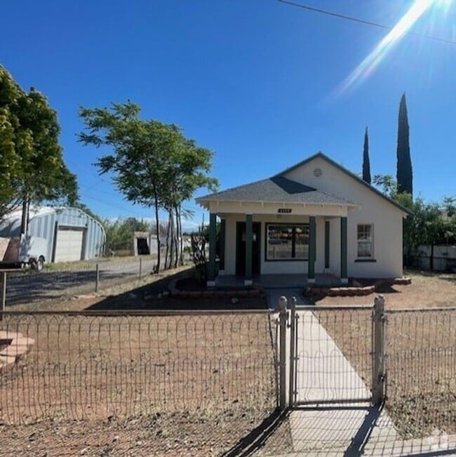 Building Photo - Adorable 3 Bedroom 2 Bath In Upper Clarkda... Rental