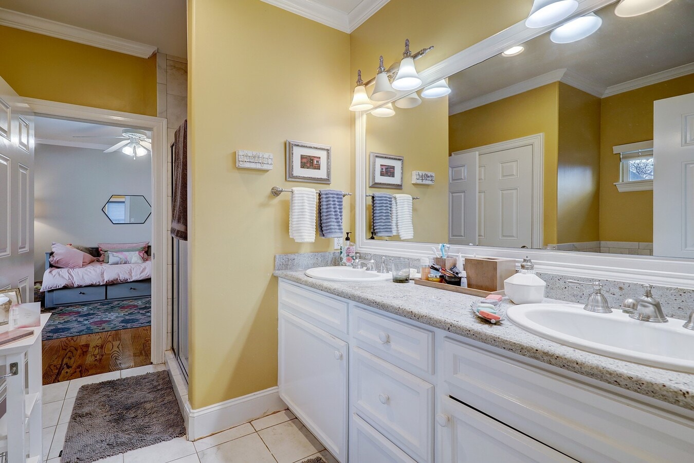 Photo - 319 W 10th St