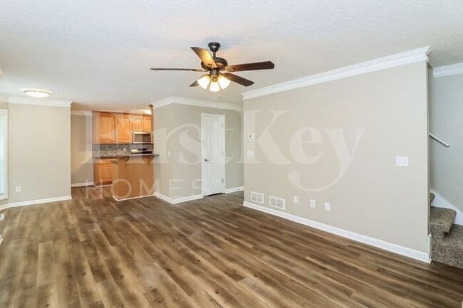 Photo - 800 Oxford Dr