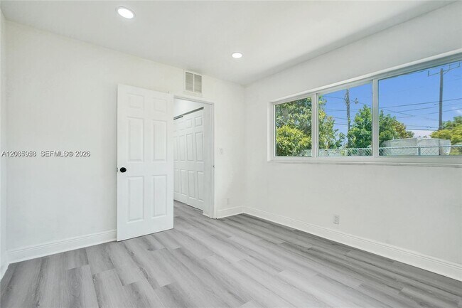 Photo - 2343 NW 28th St Unidad 1