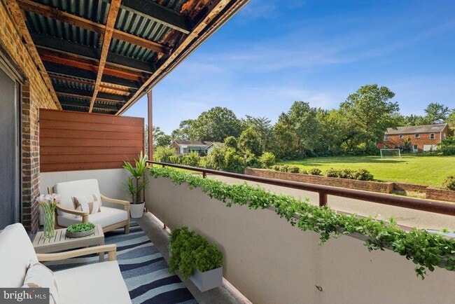 Photo - 6437 Richmond Hwy Unidad 203