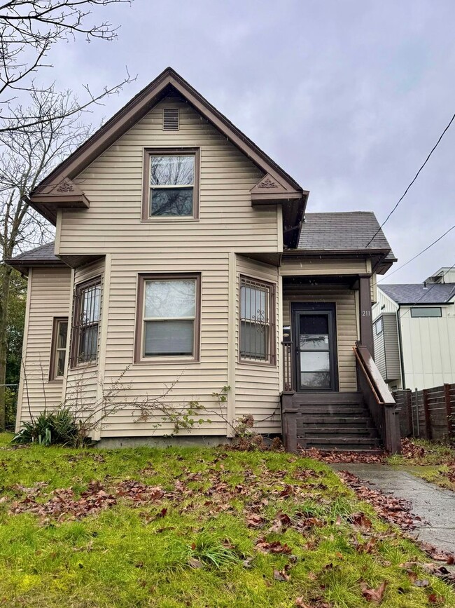 Building Photo - Charming 5-Bedroom Central District Home