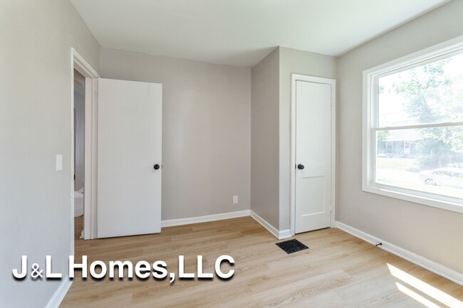 Photo - 568 Whitethorne Ave