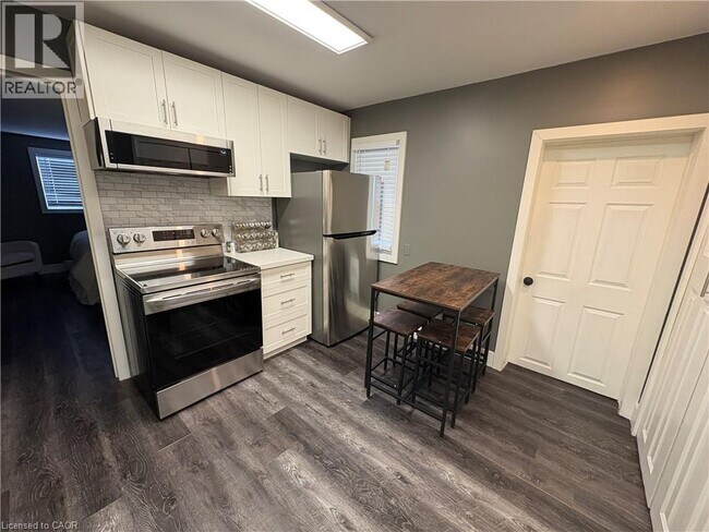 Photo - 212 Rosslyn Ave N