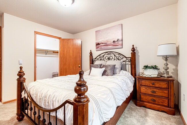 1BD Dawn- Bedroom - Hickory Pointe
