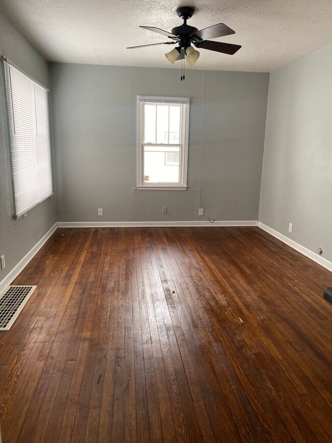 Photo - 2 Bedroom, 1 Bathroom House for Rent-820 Adrian