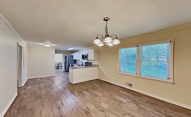 Photo - 848 Howard Ct SW