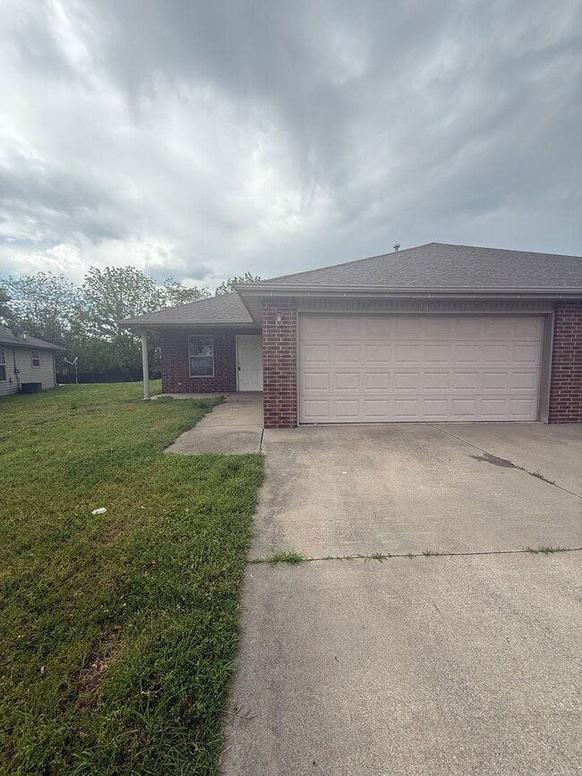 Building Photo - Charming 2 bedroom 2 bath duplex AVAILABLE NOW!