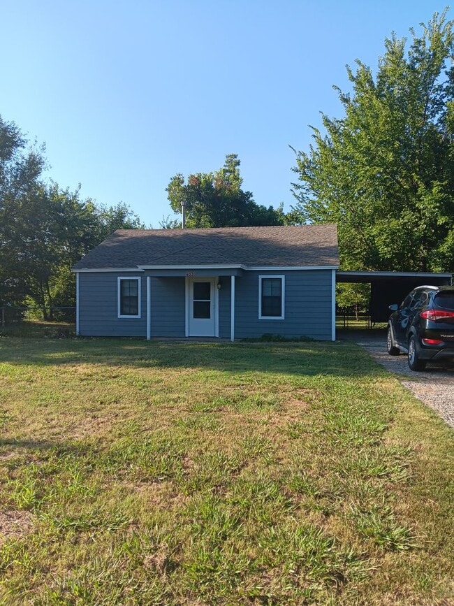 Building Photo - Remodeled & Cozy Rental