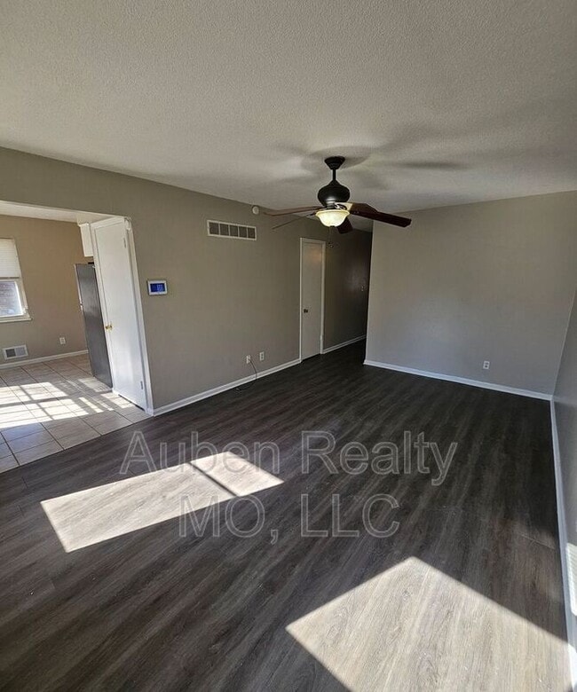 Photo - 1031 SW Kingscross Rd