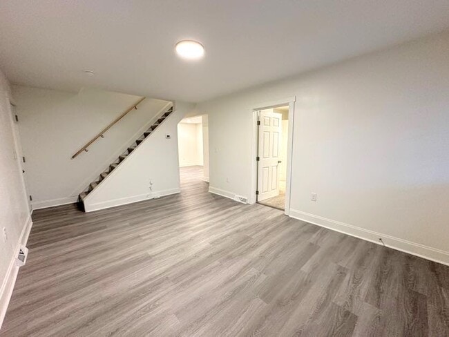 Photo - 1337 Methyl St