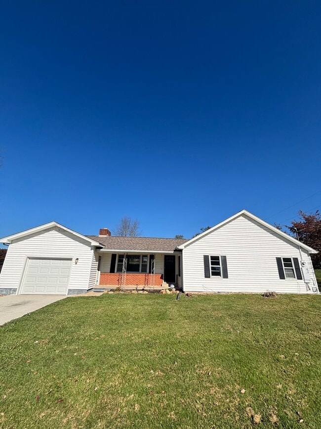 Building Photo - Newly Remodeled rancher in Halls coming so...