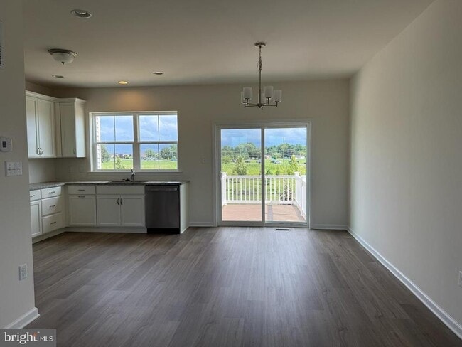 Photo - 748 Rosler Wy
