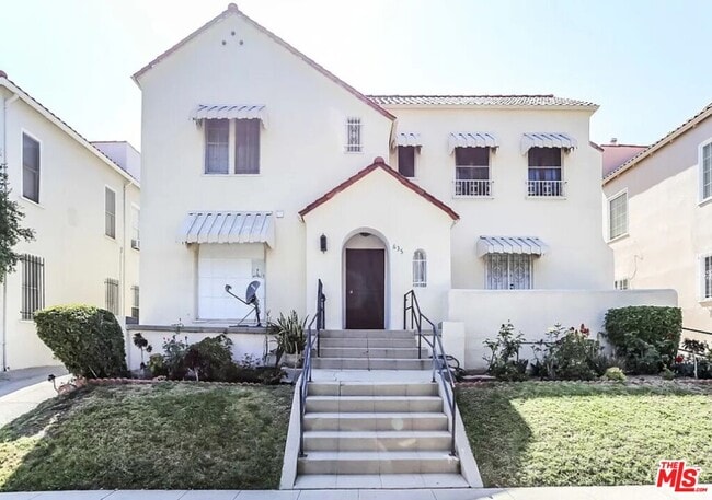 Photo - 635 N Plymouth Blvd Unidad 4