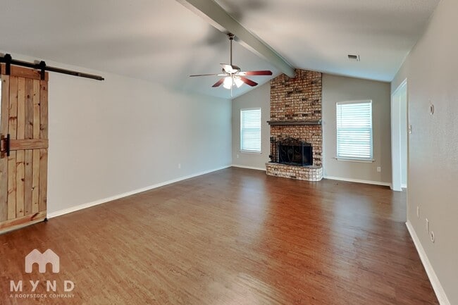 Photo - 461 NW Charlyne Dr