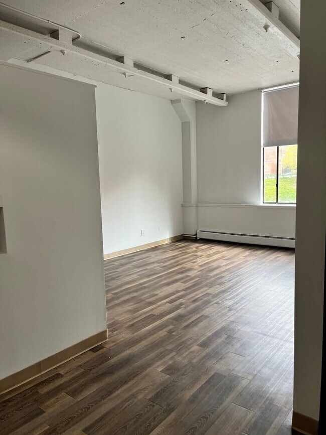 Building Photo - Leasing Agent Unit 35-208