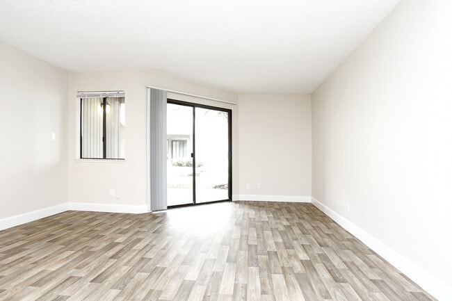 0BR,1BA-525SQ - San Leandro Racquet Club