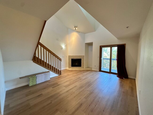 Charming Loft Style 2-Bedroom 2-Bath Condo... - Charming Loft Style 2-Bedroom 2-Bath Condo...