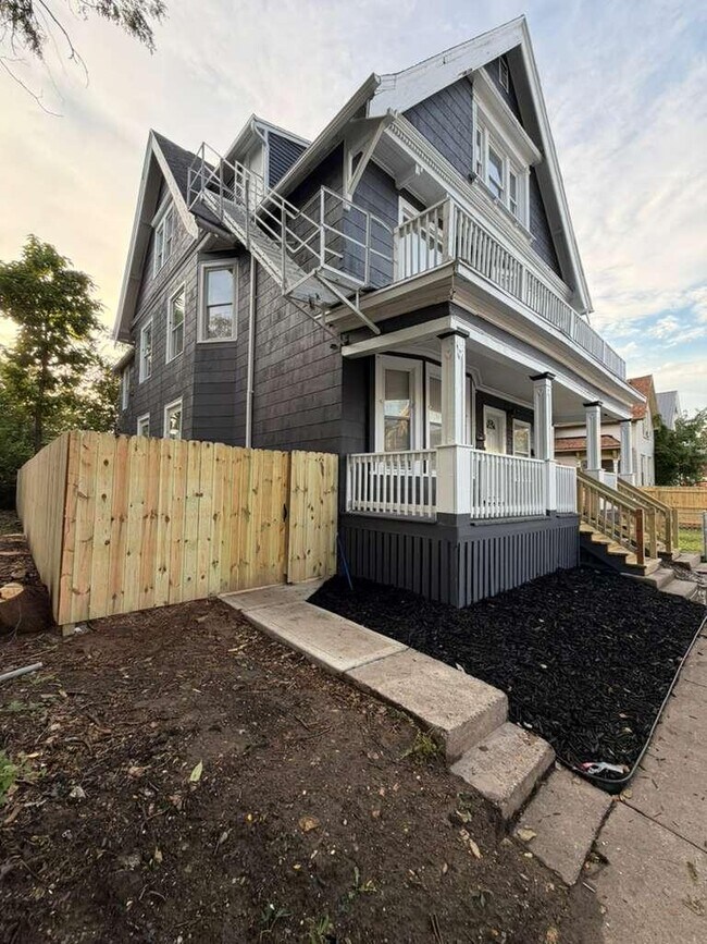 2213-2215-2215 N Holton St