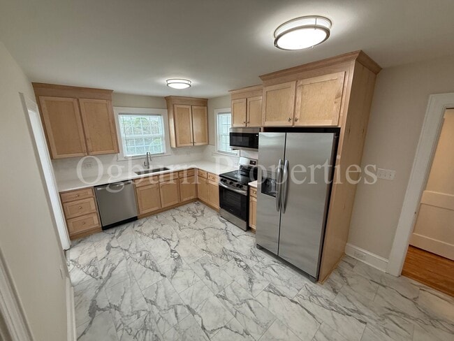 Photo - 2081 Queen St