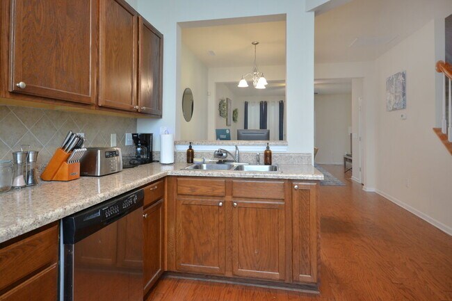 Modern 2BR/2.5BA Townhome in Stratford Lakes – Minutes to Southpoint & Downtown Durham!