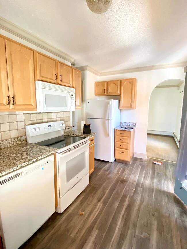 Building Photo - 178 Main St Unit 2BR 1 BATH 2nd FL