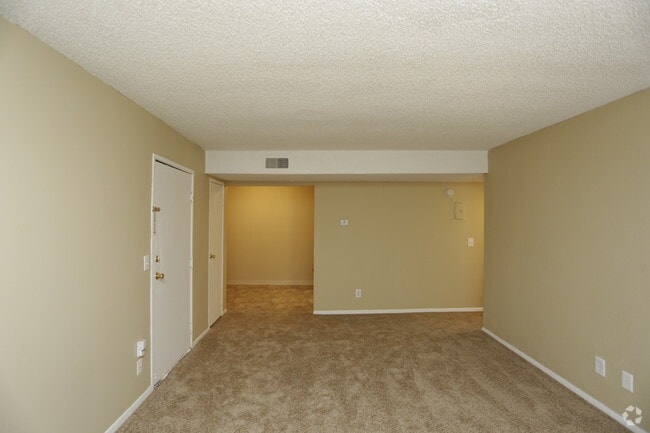 2BR, 1.5BA - 910 SF - Candlelite Apartments