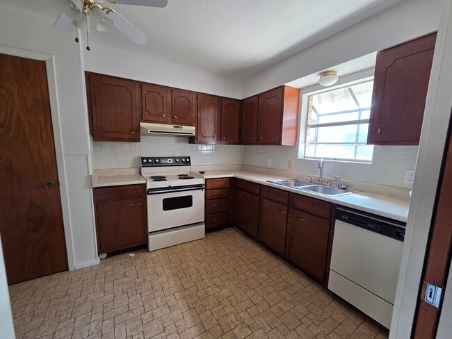 Photo - 704 Arrow Ln