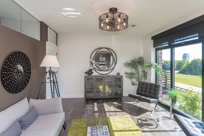 1BR, 1BA - 701 SF