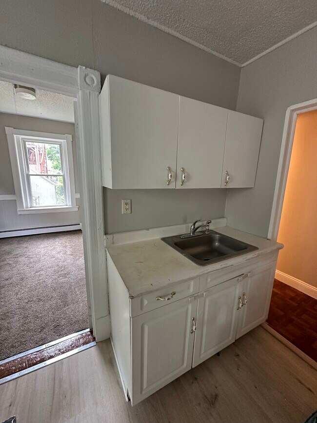 4 Thompson Ct Apartment Unit 1 Enfield, CT