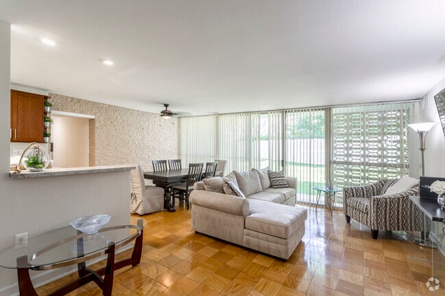 2 BR, 1 BA - 856 SF