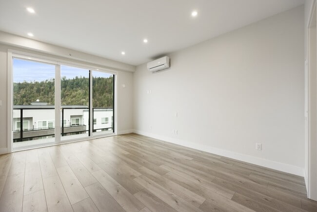 Photo - 45497-45497 Campus Dr