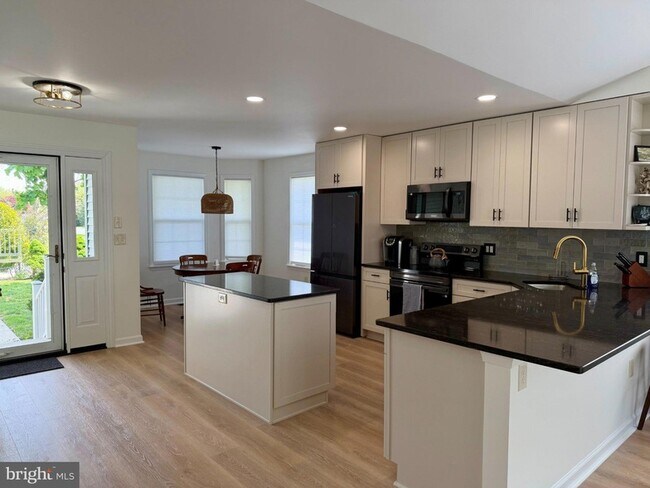 Photo - 113 Loganberry Ln