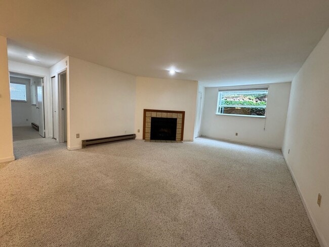 Photo - Cozy 2 Bed 1 Bath Condo, Wensley Court Factoria Bellevue Unit 115
