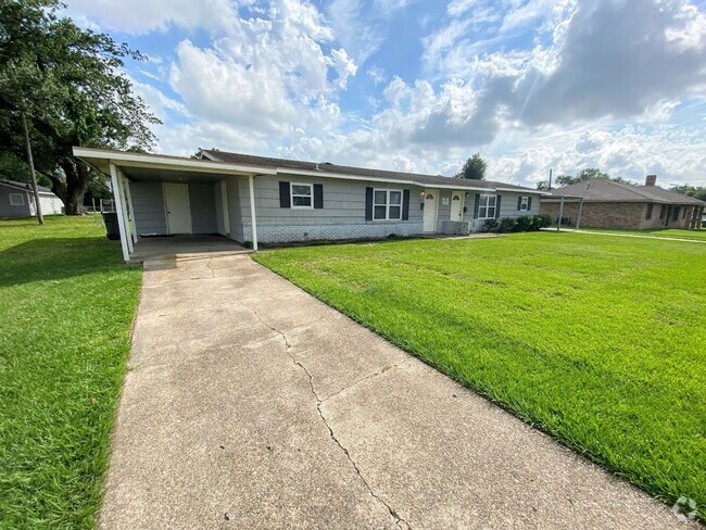 Building Photo - Apartment For Rent Near McNeese State Univ...