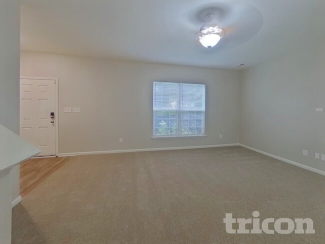 Photo - 2092 Roscommon Dr