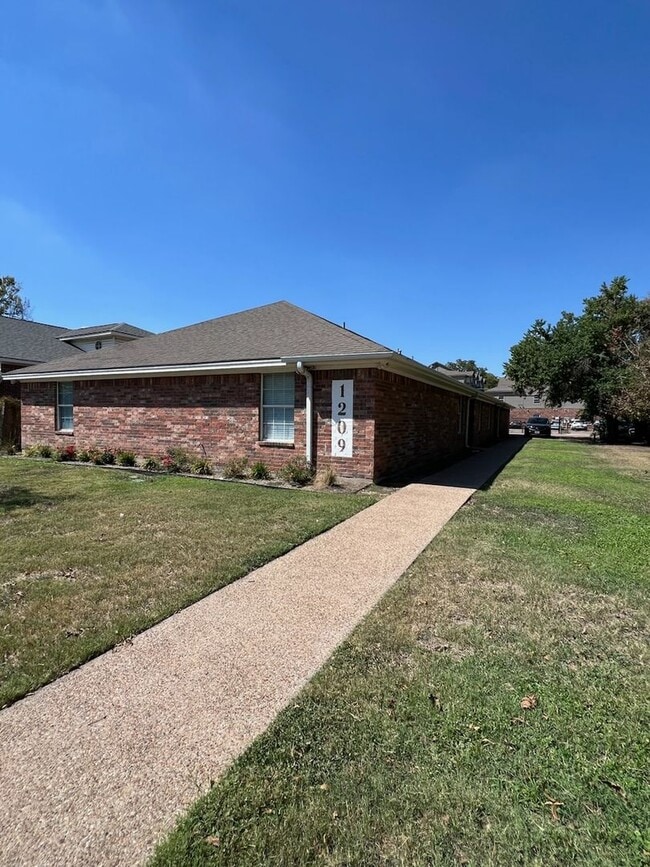 Building Photo - 4 Bed/2 Bath