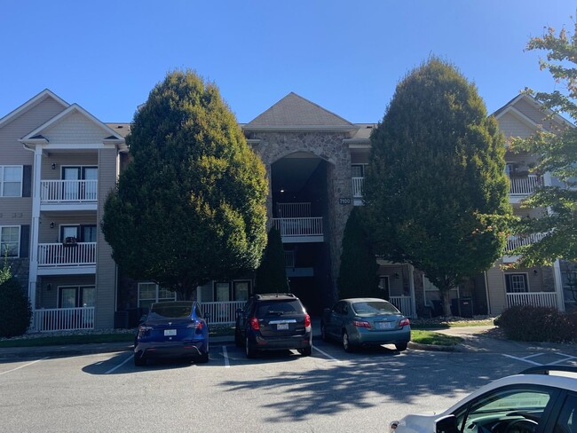 Second Floor Unit in Western Guilford Dist... - Second Floor Condo Unit in Western Guilford Dist...