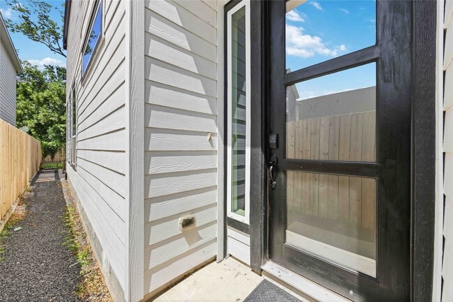Photo - 723 W 16th St
