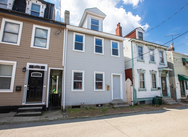 Photo - 1810 Larkins Way