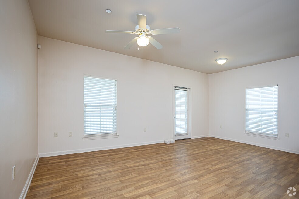 2BR, 1BA - 896SF - Living Room/Dining Room