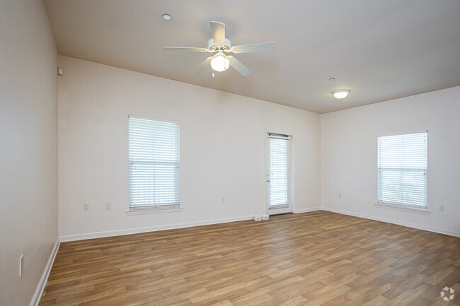 2BR, 1BA - 896SF - Sala de estar/comedor