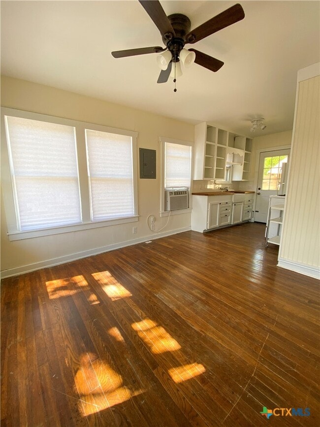 Photo - 385 Comal Ave